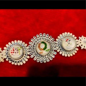 White Snap snowflake shaped bracelet with three snaps